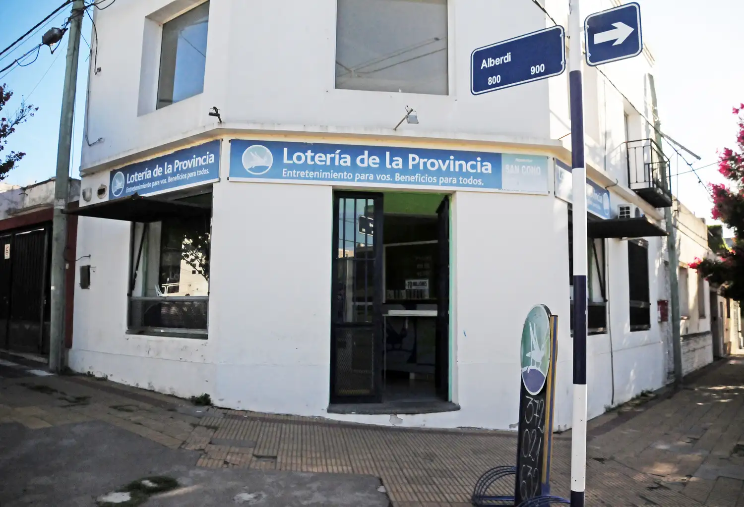 El ganador compró el billete en la agencia de quinielas de España y Alberdi.