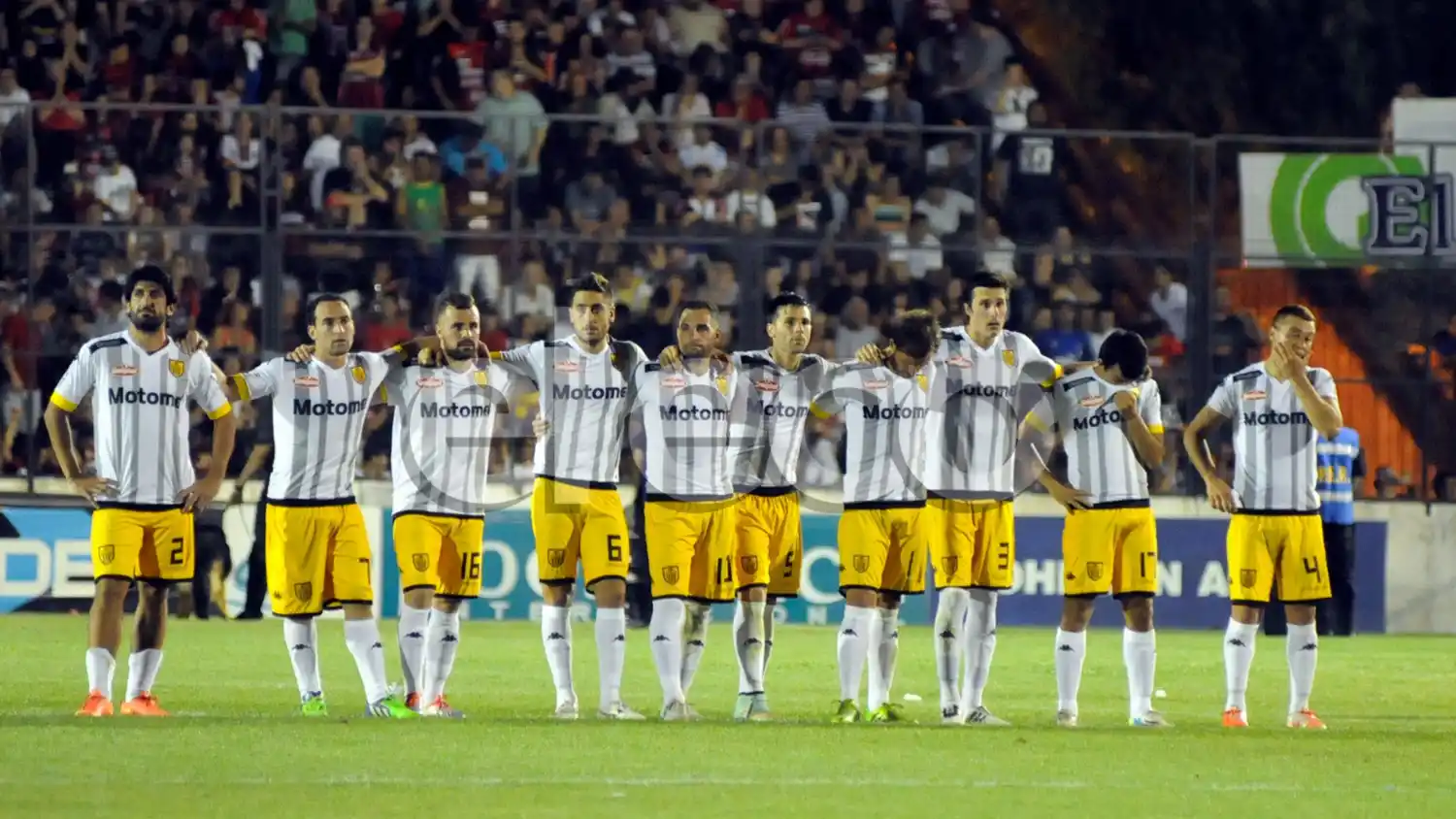 Los diez jugadores de campo de Santamarina, durante los penales.