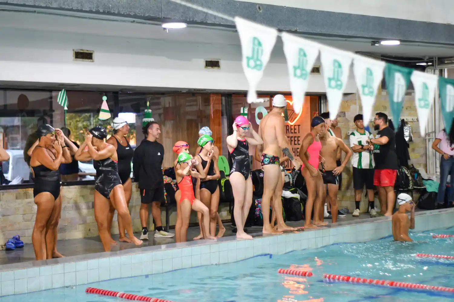 El festejo reunió a nadadores de distintas épocas, dirigentes, socios y representantes municipales y de entidades deportivas.