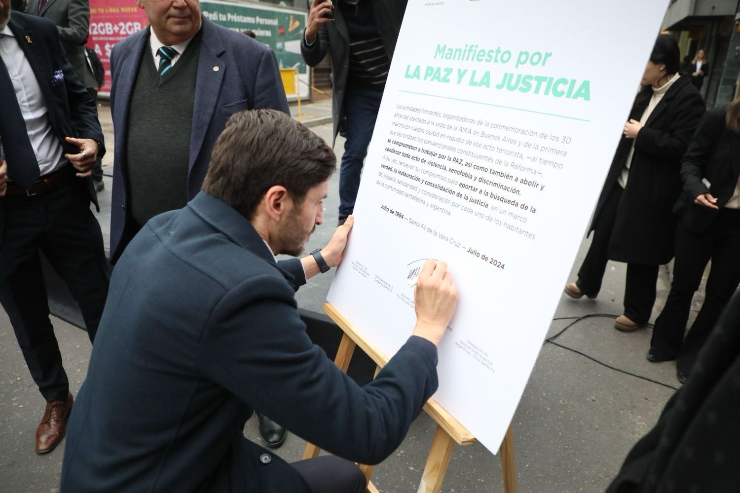 El gobernador firmó el Manifiesto por la Paz y la Justicia.