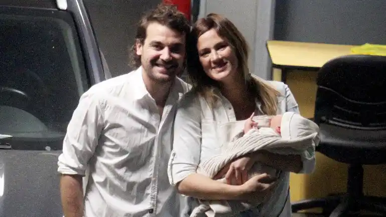 Paula Chaves y Pedro Alfonso presentaron a Olivia, su primera hija