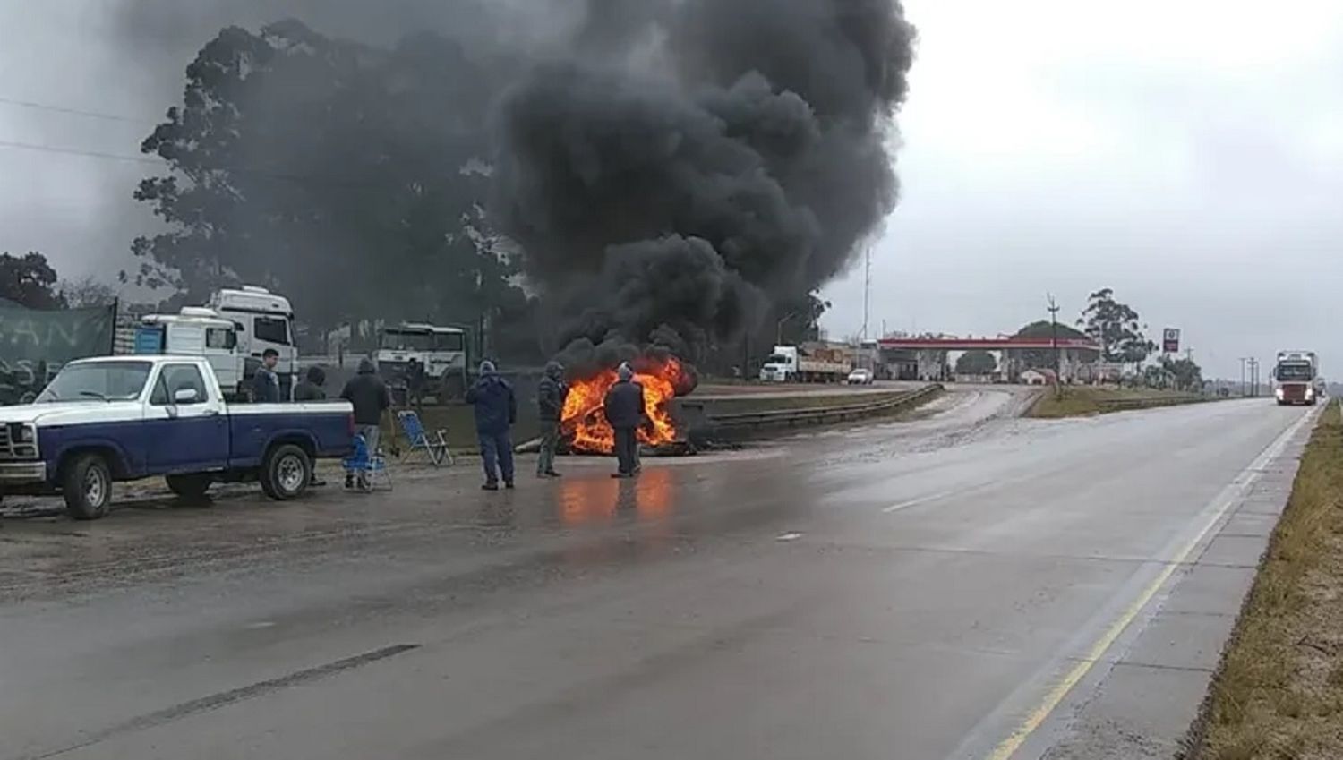 Por la falta de gasoil, transportistas entrerrianos protestan en la Autovía 14