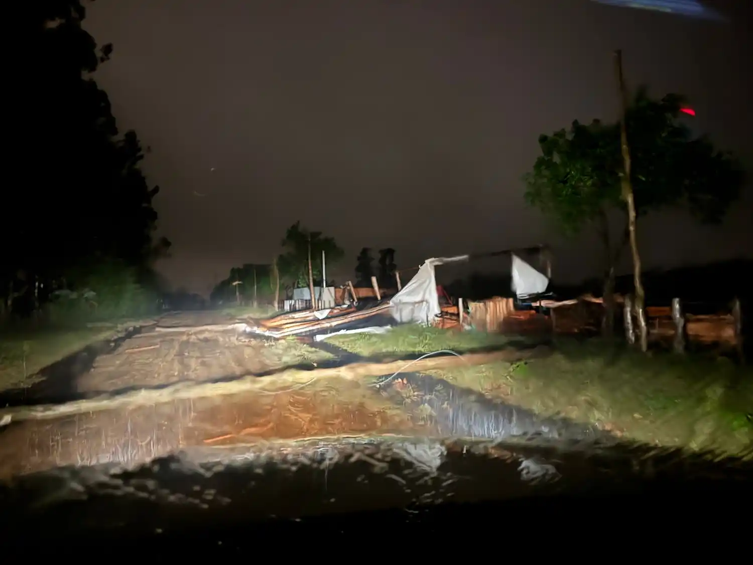 Personal de la Cooperativa Eléctrica trabajó durante la tormenta para restablecer el servicio en distintos sectores de Concordia