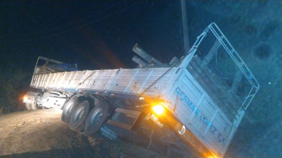 Camión que se dirigía a Papel Prensa perdió el control