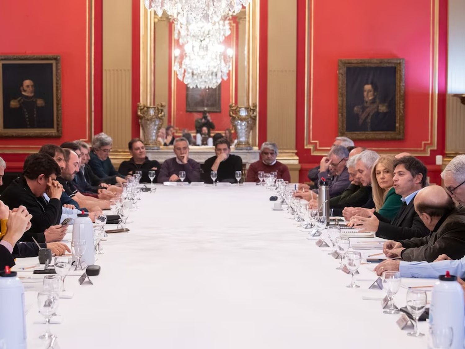 El gobernador bonaerense recibirá a los jefes comunales que forman parte del Movimiento Derecho al Futuro cuando restan 32 días para el cierre de listas.