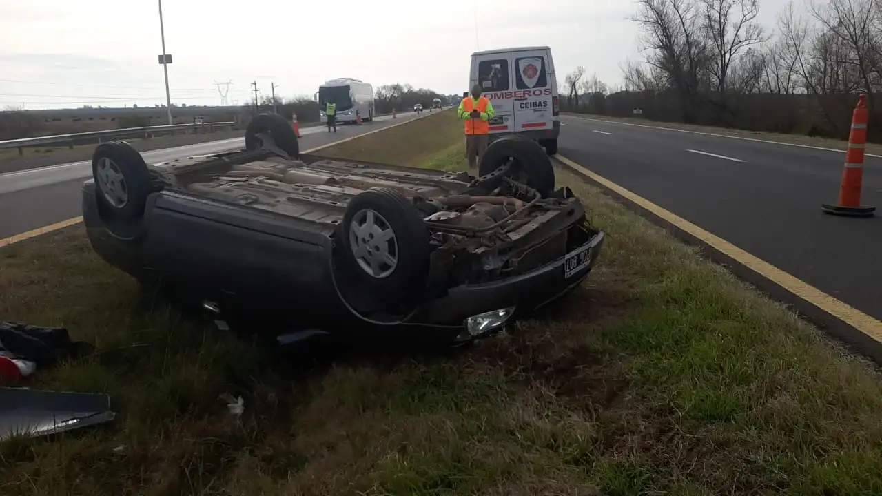 Regresaban desde La Plata y sufrieron un vuelco en la Autovía 12