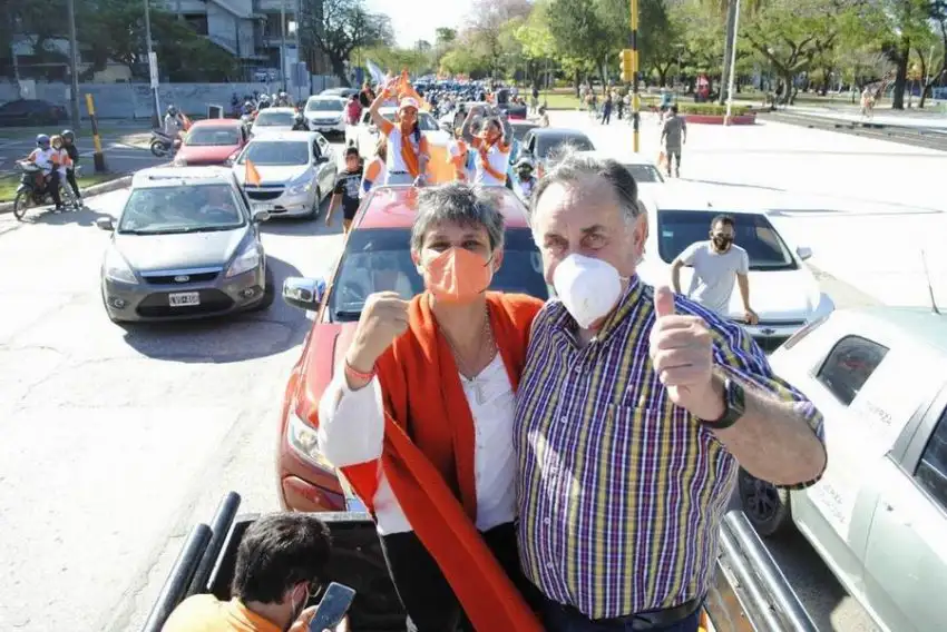 La ola naranja llegó a la casa de Gobierno