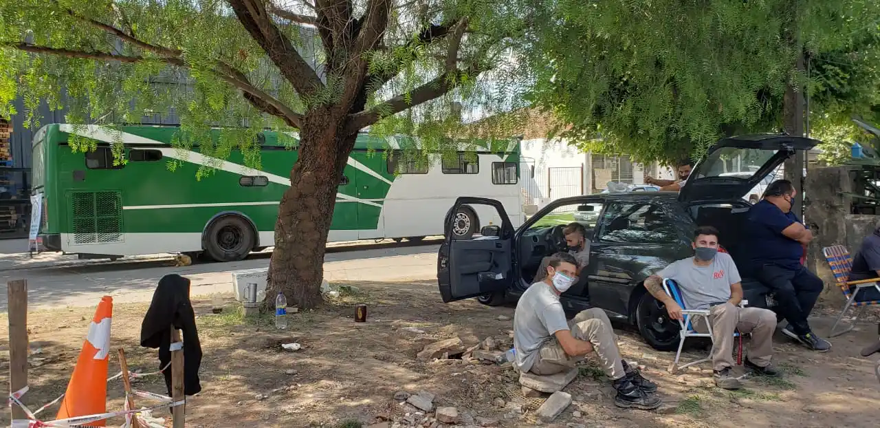 El grupo que acompañó el bloqueo a la planta junto a Fernando Espíndola en plena pandemia. Foto: La Opinión & Sin Galera.