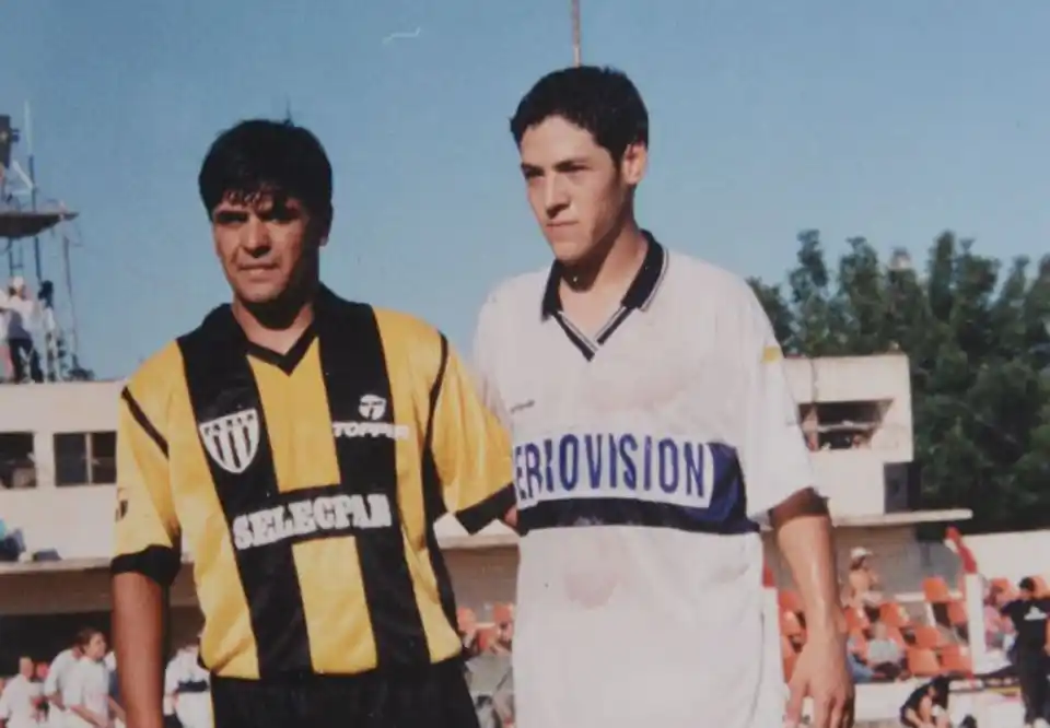 Una imagen infaltable en el álbum familiar. Gómez y Camoranesi, previo a Gimnasia de Tandil-Newbery de Lobería, en el verano de 1994.