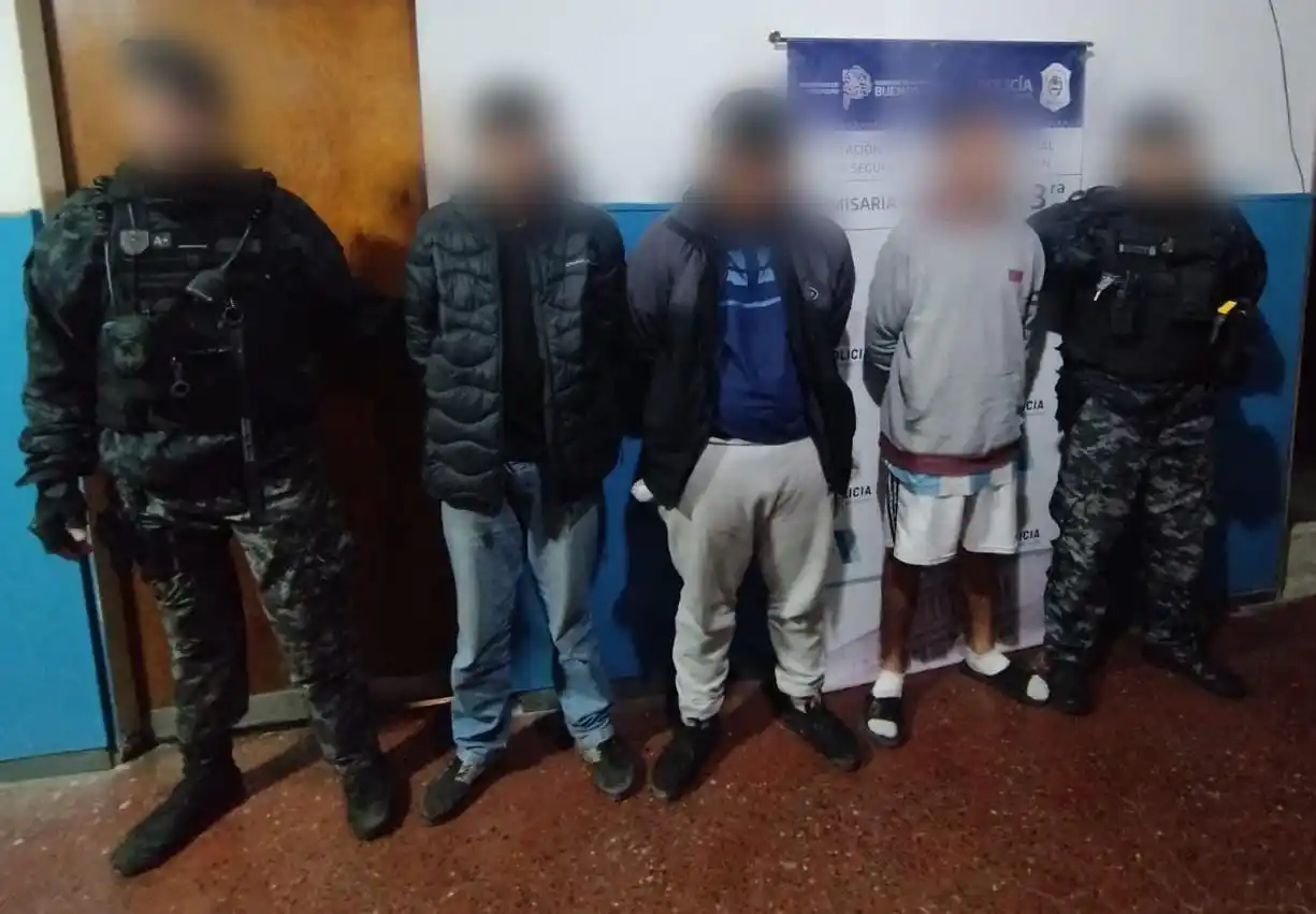Entre la pertenencias de un adolescente de 16 años encontraron una réplica de pistolón.