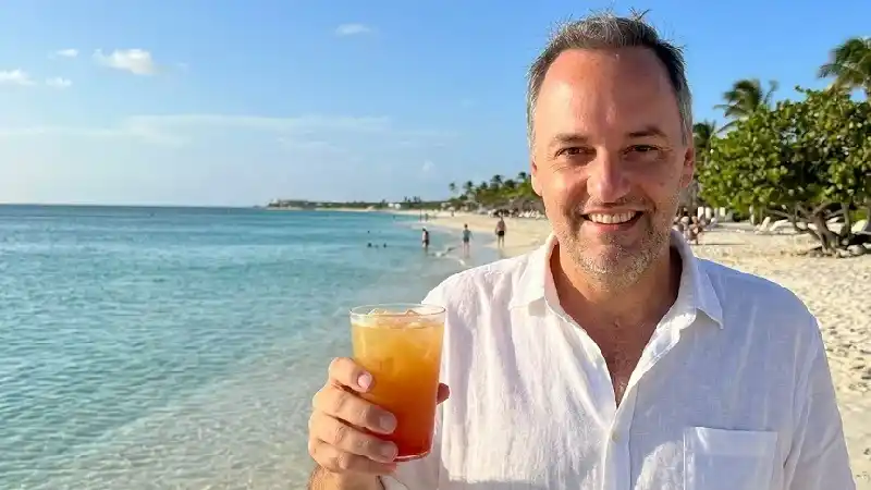 Confirman que Manuel Adorni viajó a Aruba con su familia y la Justicia analiza sus gastos