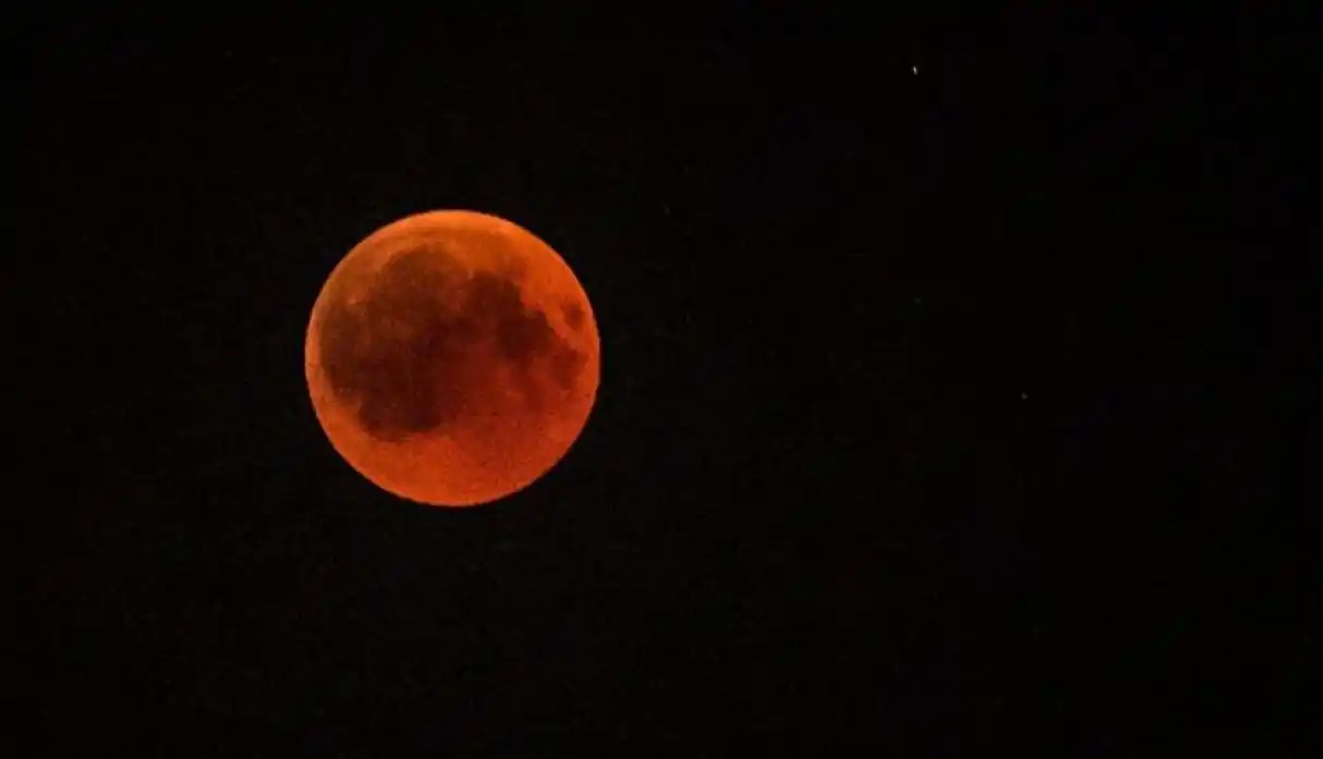 Así se vivió la superluna de sangre en Tandil