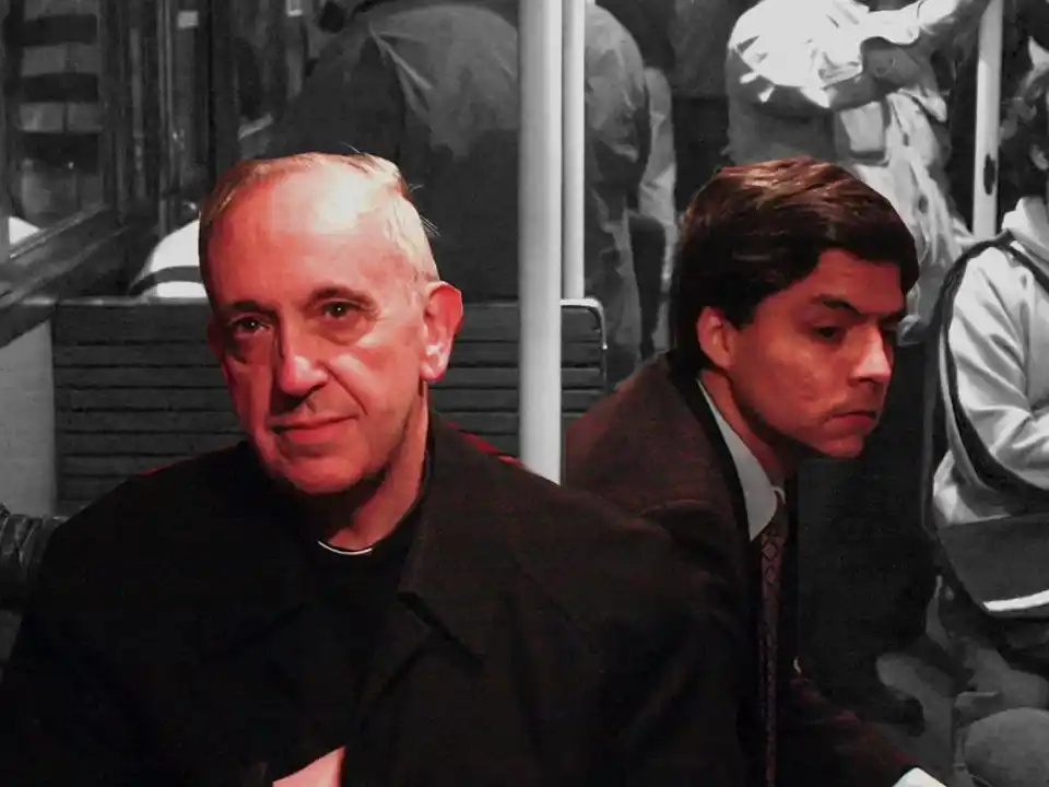 Con el Padre Jorge, como siempre le dijo: un abrazo que hoy se vuelve memoria.