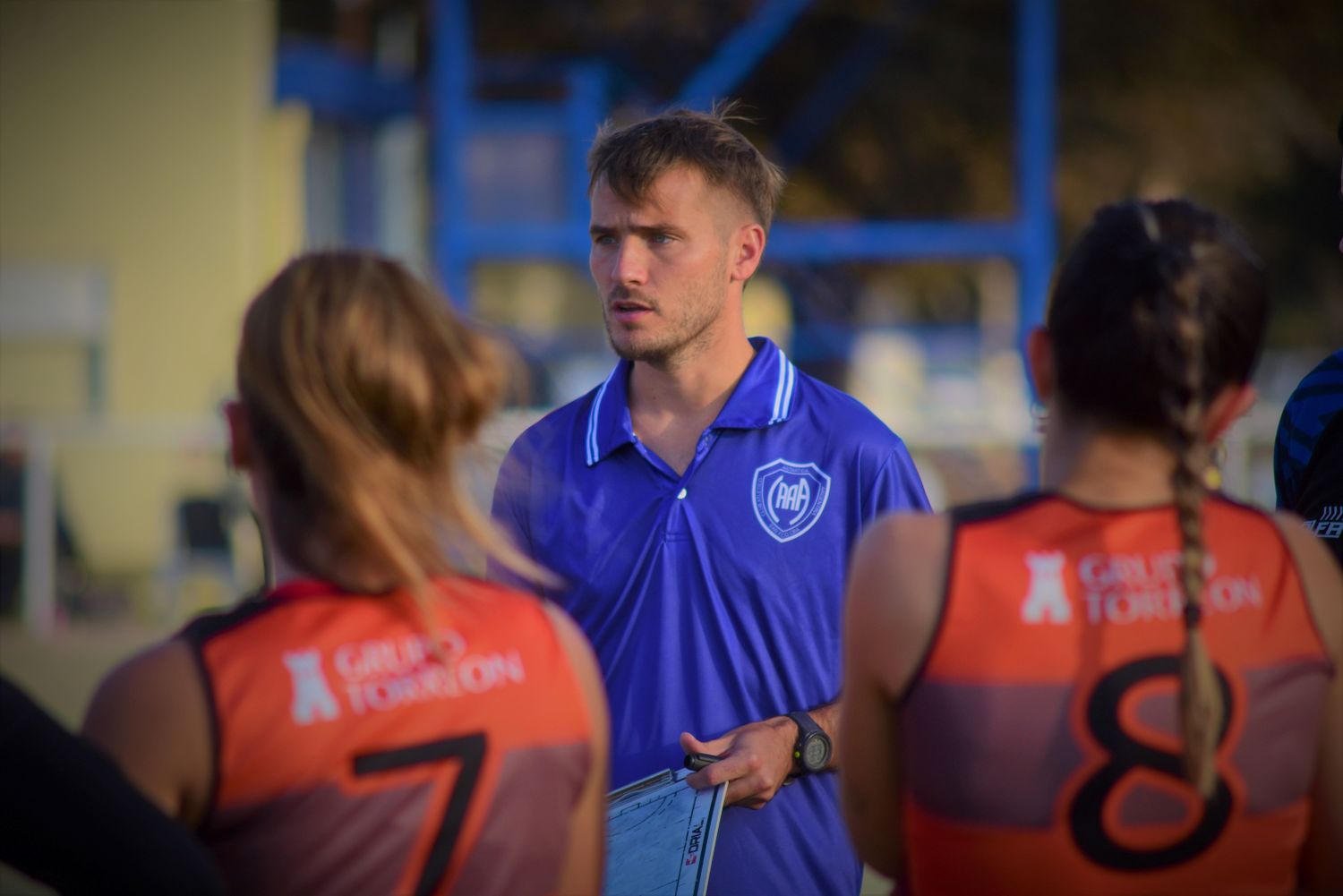 El entrenador "pingüino" Nicolás Racca.