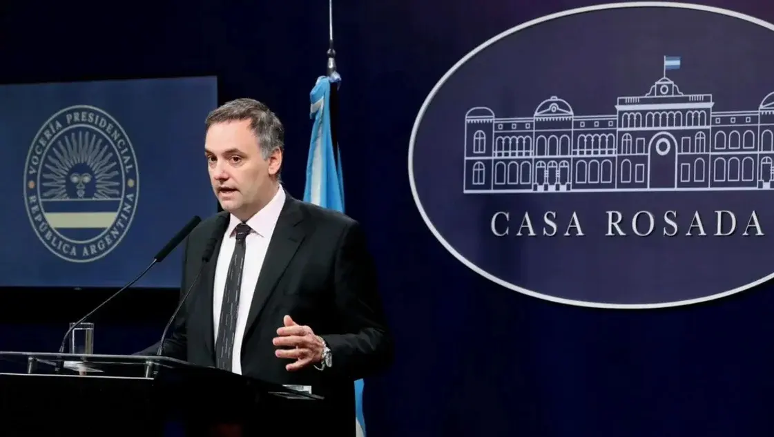 Adorni quedará a cargo de las empresas públicas de comunicación e insiste en su cierre.