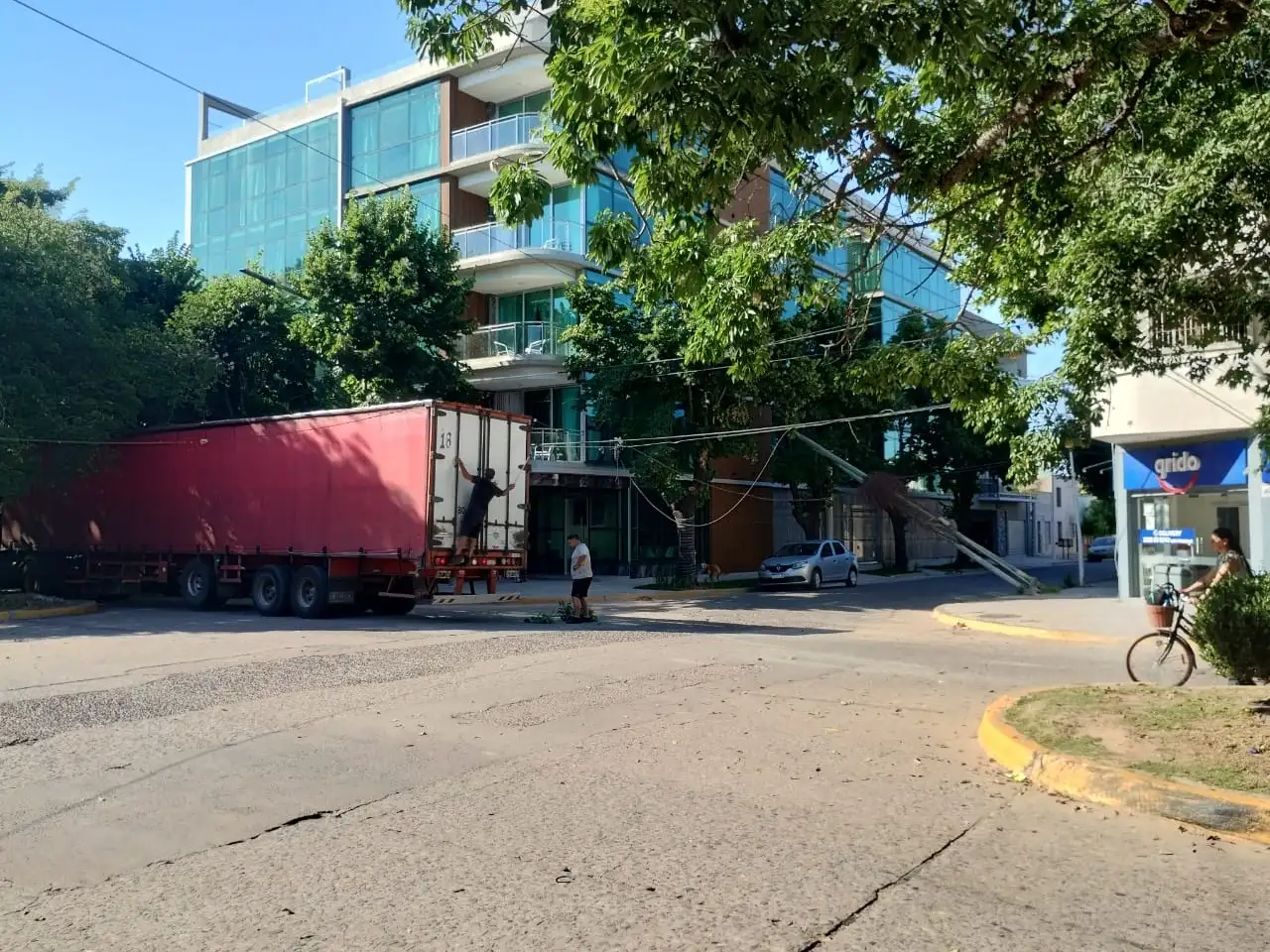 Camión arrastró cables 3 de Febrero y Salta