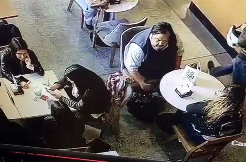 A plena luz del día, un mechero se lleva una mochila en un bar del centro