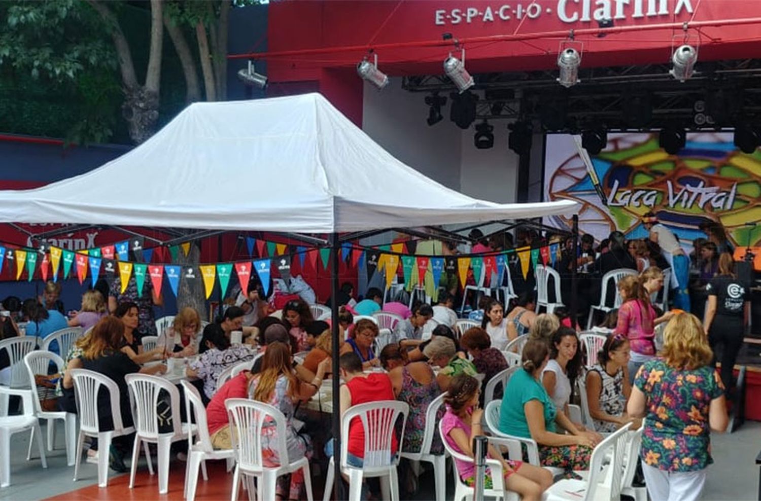 Más de 100 personas participaron de otra clase de pintura en Espacio Clarín