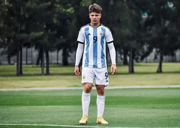 El delantero marplatense Thomas de Martis con la 9 de la Selección.