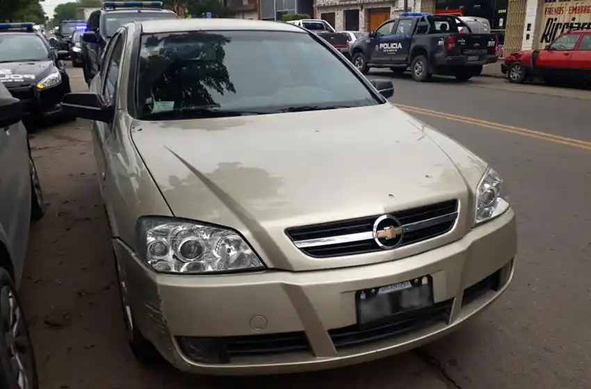 Dos arrestados con armas de fuego y un vehículo recuperado