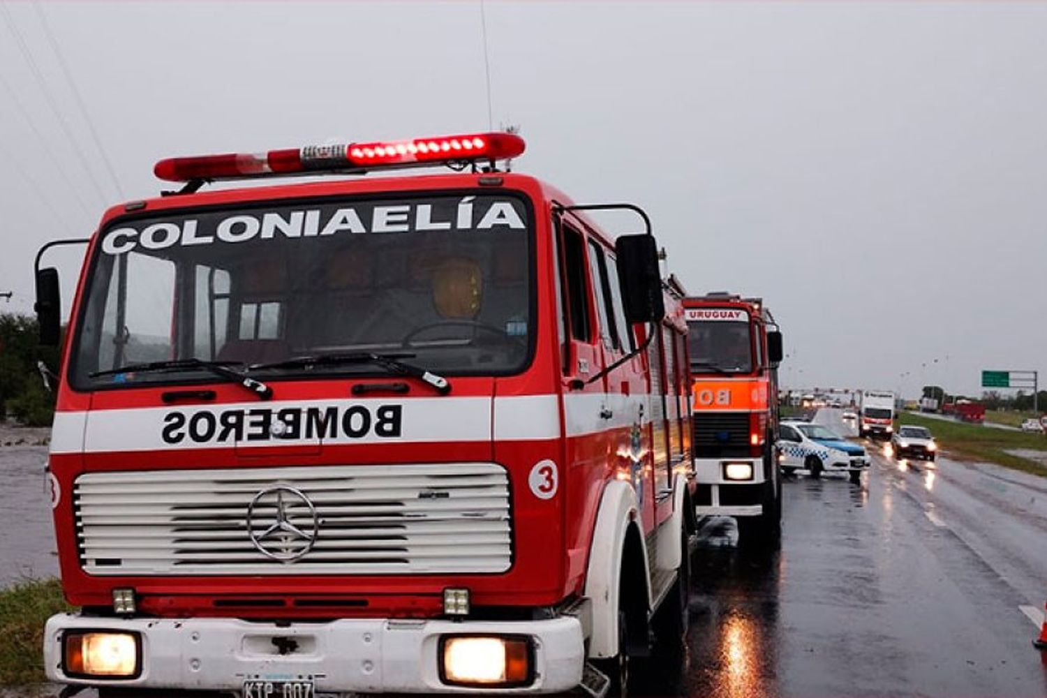 Desesperada búsqueda: una familia que circulaba en auto fue arrastrada por un arroyo