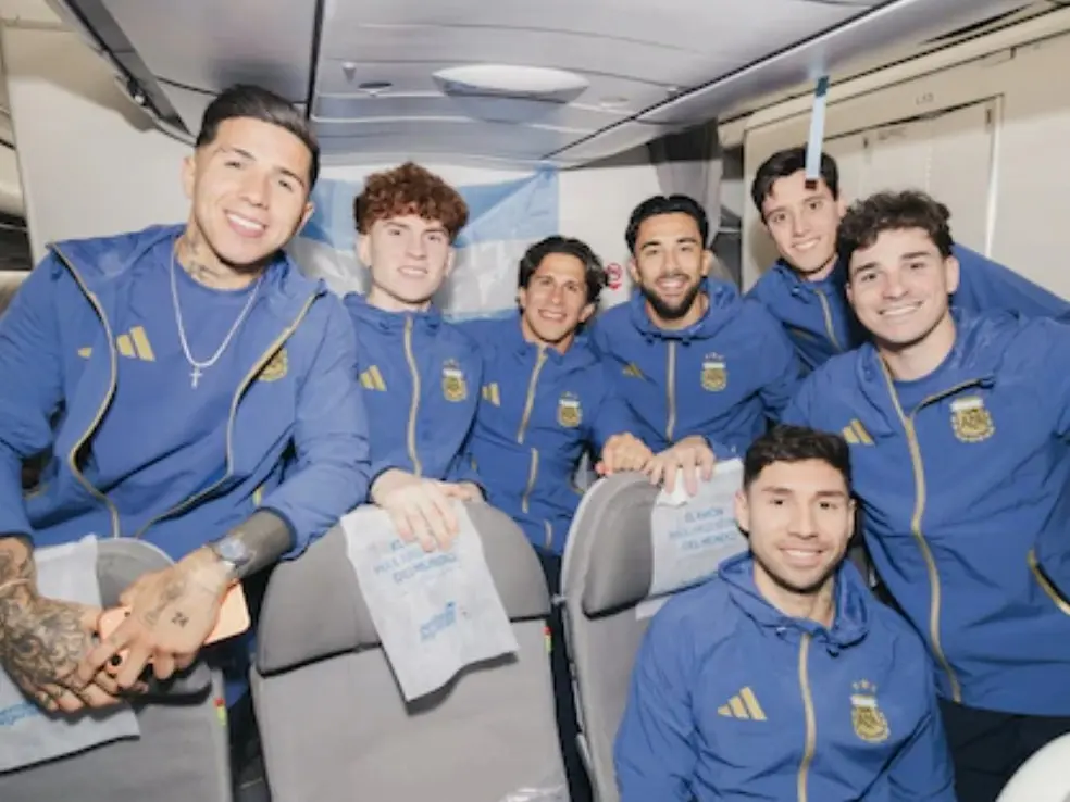Parte del plantel albiceleste viajando en la madrugada del domingo rumbo a EE.UU. Foto:AFA