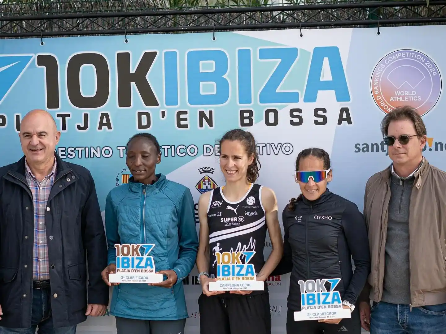 María Luz, de anteojos, junto a sus compañeras del podio.