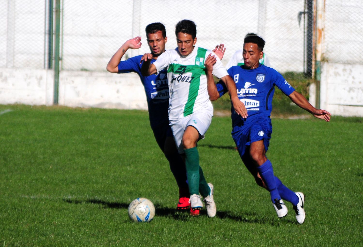 Escobar, encabezando un ataque en un partido entre San José y Grupo Universitario.