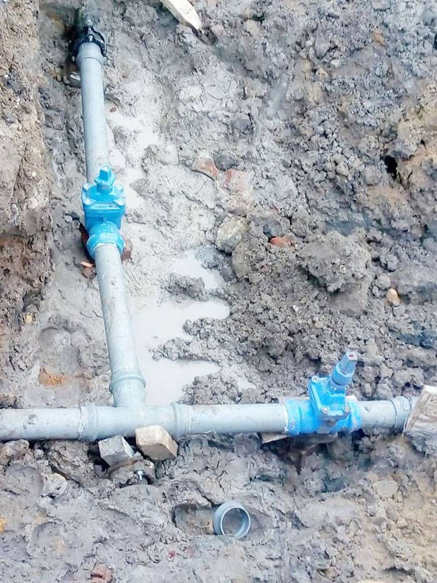 Empalme de cañerías de  la red al anillado de la  nueva planta de agua