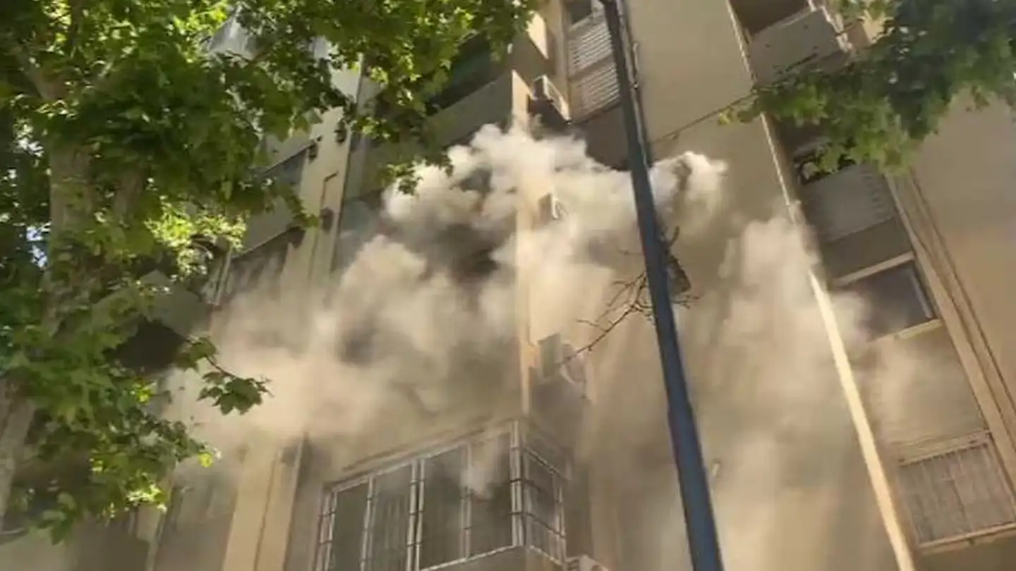Dos personas murieron en un incendio en un edificio de Flores: más de 30 heridos fueron atendidos por el SAME.