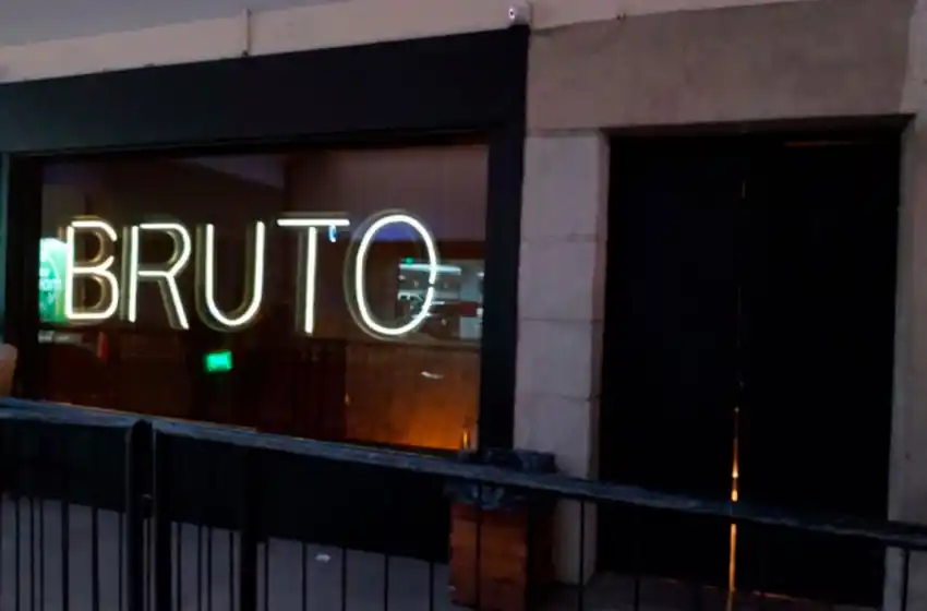 ¡Qué bruto! Enajenado rompió puerta de boliche de Playa Grande y robó dos botellas