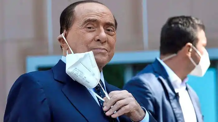 Berlusconi fue internado por problemas cardíacos