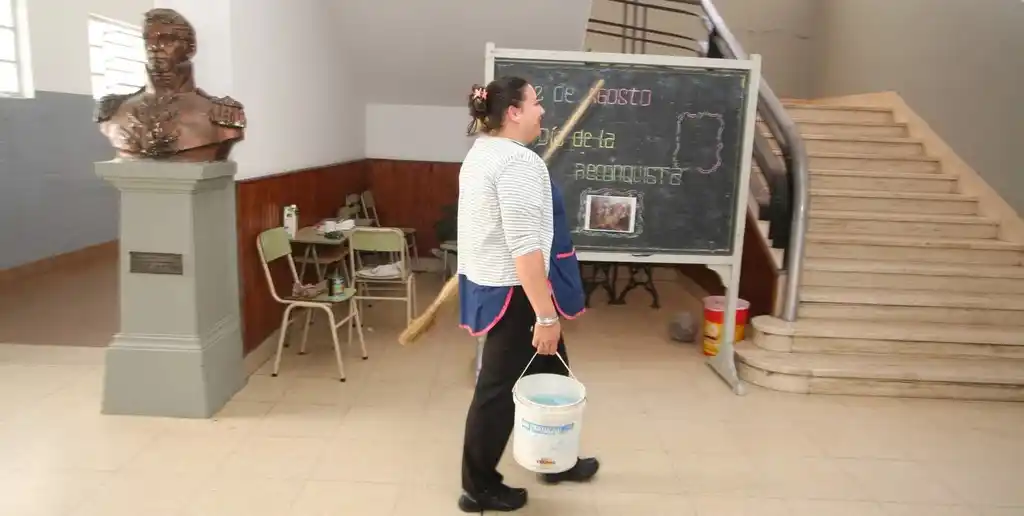 Los asistentes escolares deberán mantener la limpieza de los edificios.