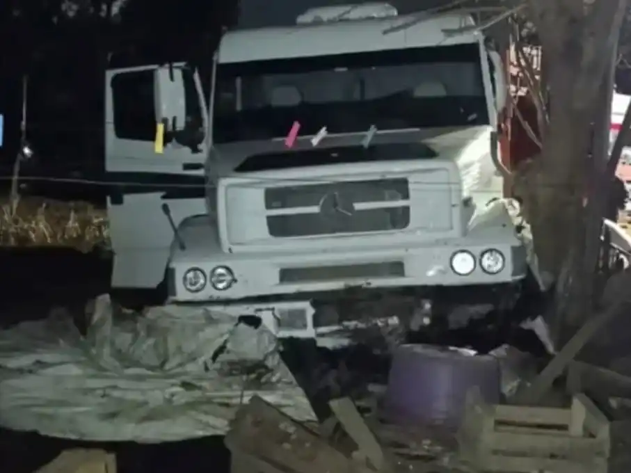 El camión perdió el control al llegar a una esquina y terminó incrustándose en una vivienda