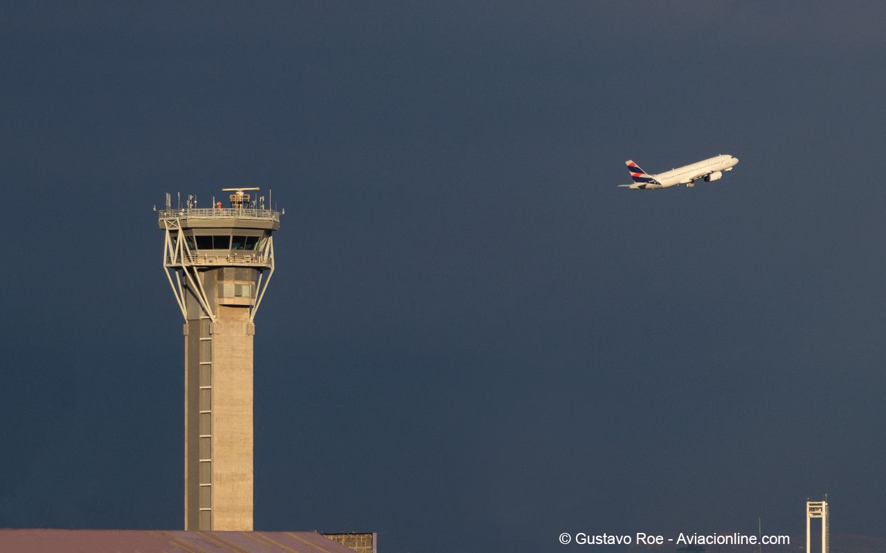 Los 7 puntos y el porqué del paro de controladores que afecta vuelos en Chile