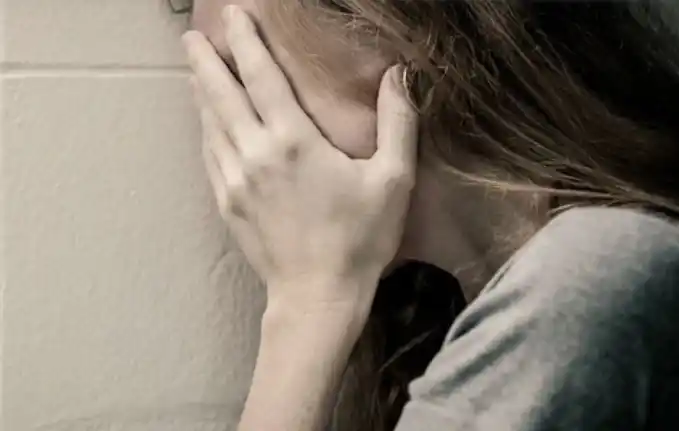 Violó a su nieta, recibió la prisión domiciliaria por el coronavirus y volvió a contactar a la víctima