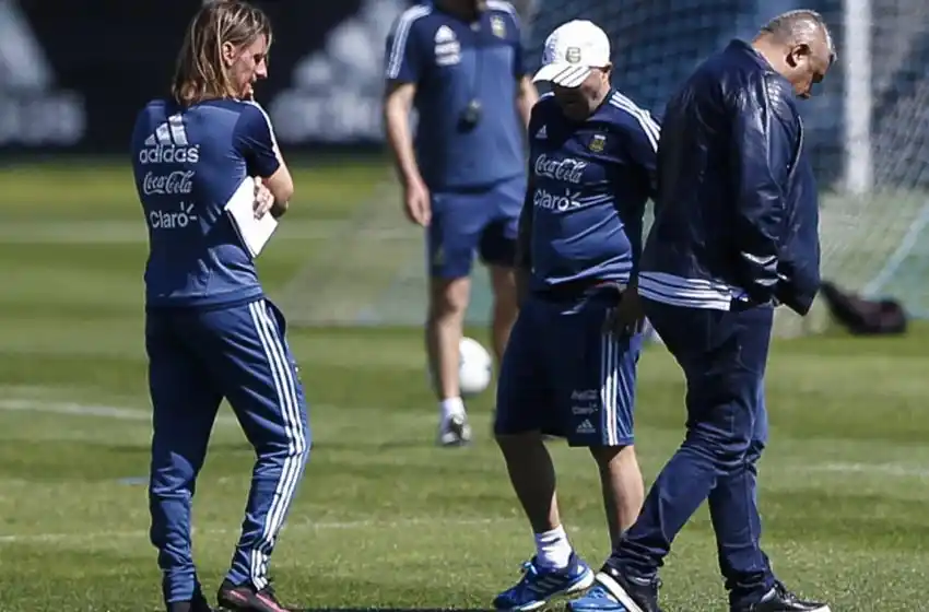 Vuelta a casa: dirigentes por un lado, cuerpo técnico por otro