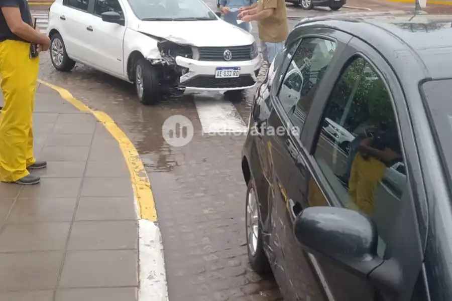 Choque entre dos autos: afortunadamente no hubo lesionados