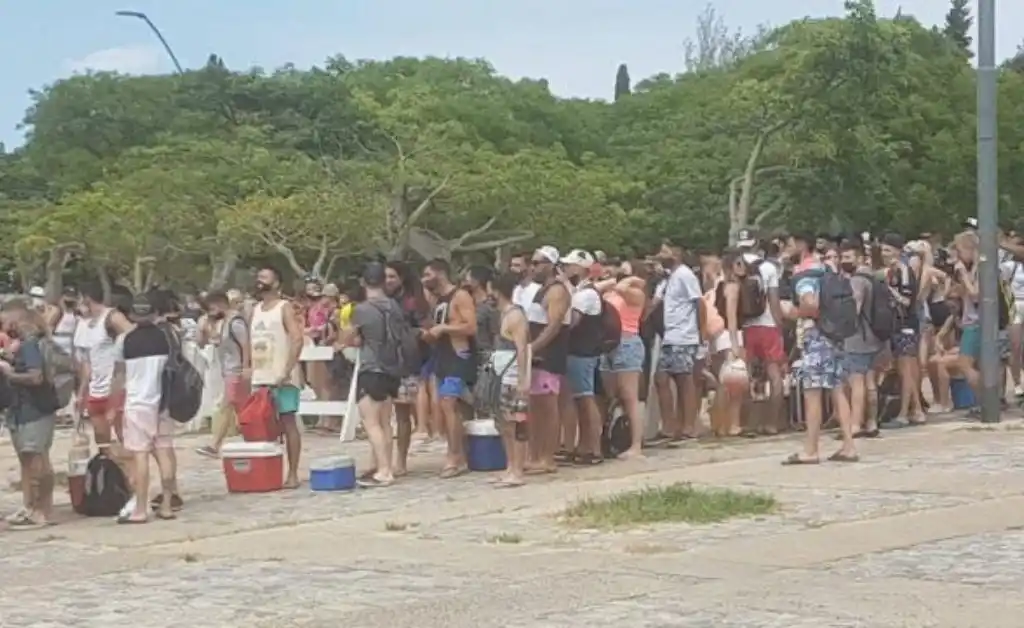 El Colegio de Médicos de Rosario criticó las aglomeraciones del fin de semana