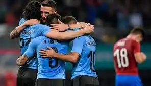 Uruguay venció a República Checa con un golazo de Cavani