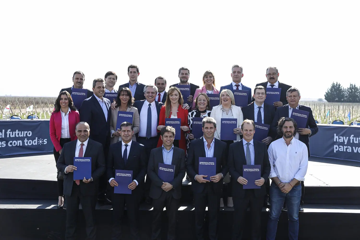 Alberto Fernández en Mendoza, con Kicillof presente, presentó proyecto para descentralizar el gobierno
