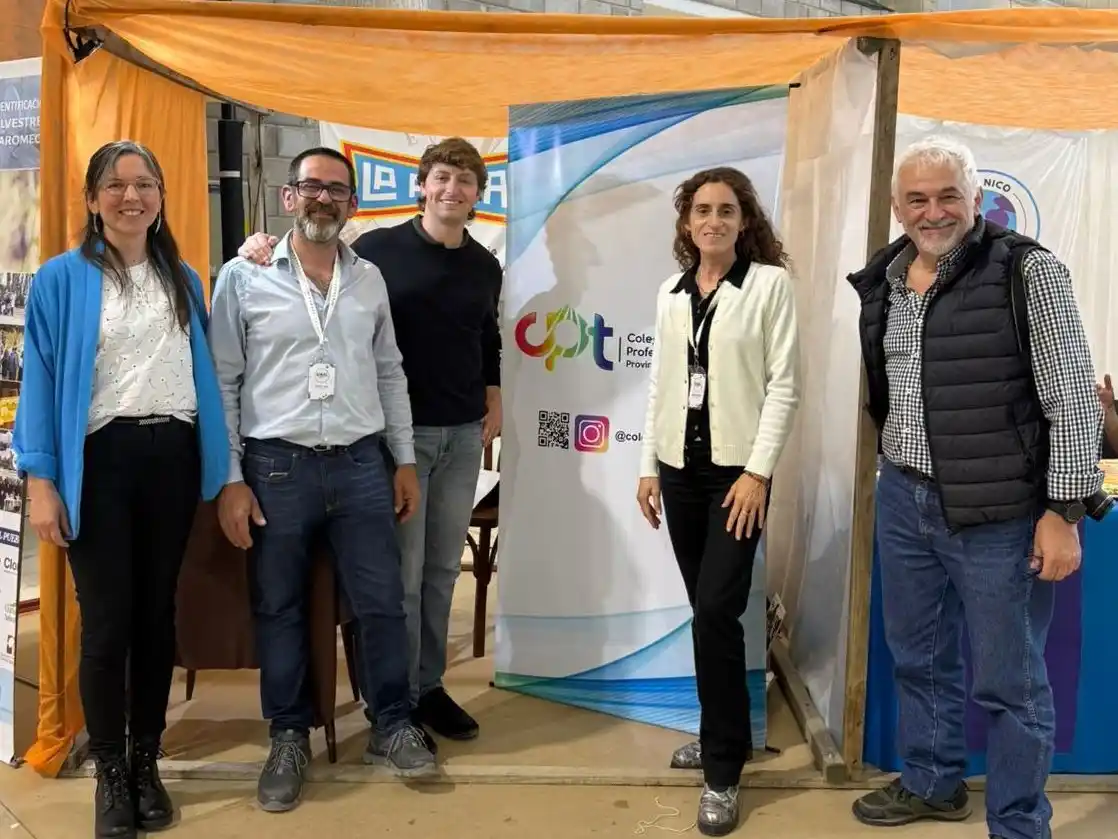 El Colegio de Profesionales en Turismo tiene por objetivo regular el ejercicio profesional para el mejor desempeño de sus fines. La imagen corresponde a la participación que tuvieron integrantes locales del organismo en la 7° edición de la Nómade ExpoTur realizada en octubre del 2025 en el Polideportivo