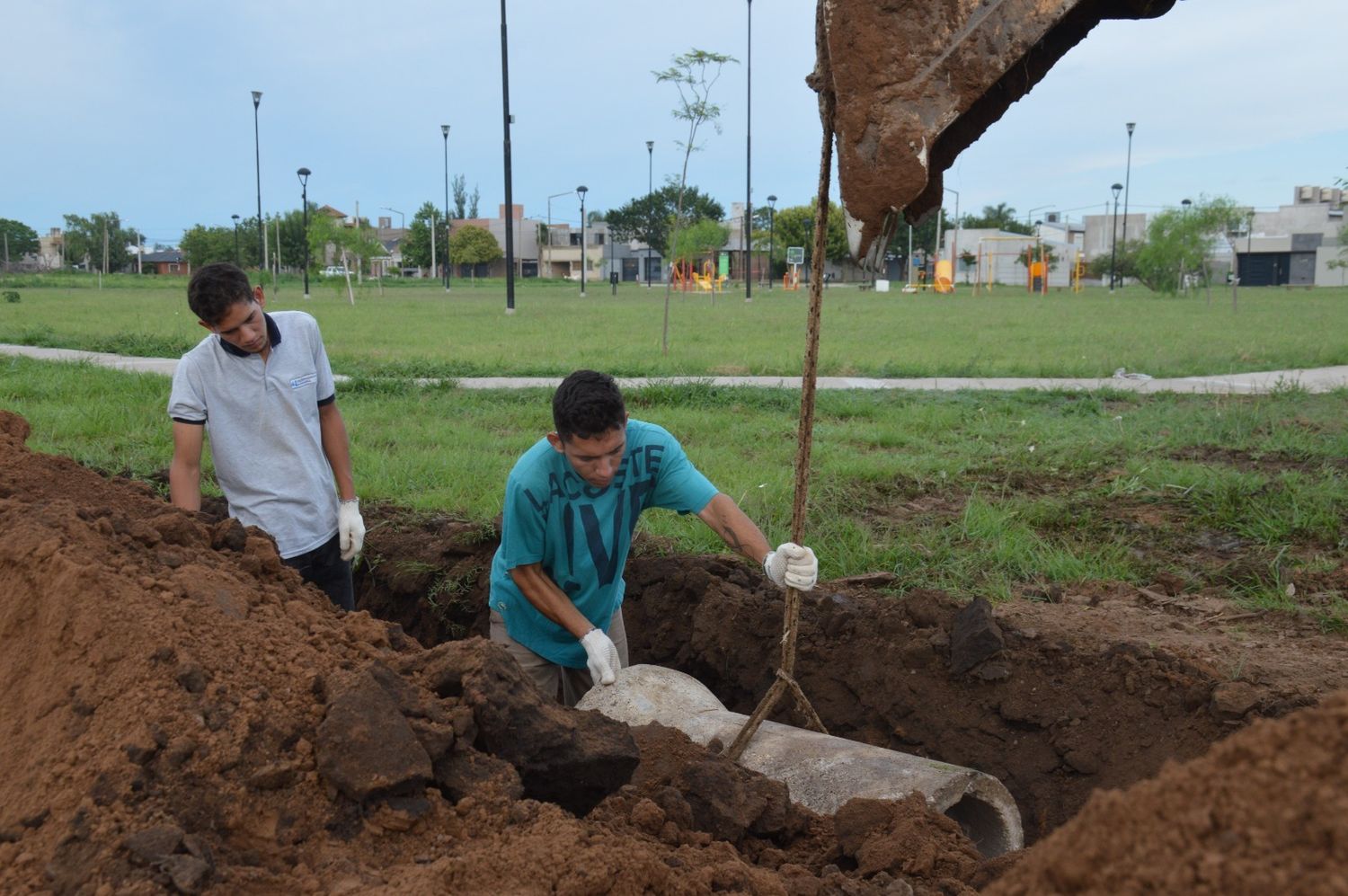 Los operarios trabajan en el tendido de las tuberías de 400 mm.