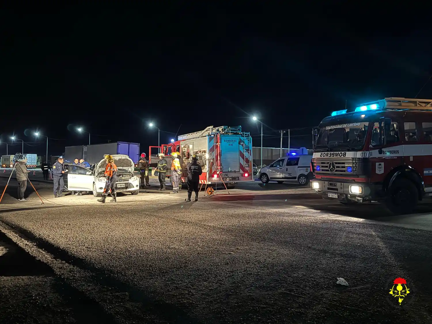 Grave accidente en Crespo: una persona quedó atrapada tras un choque entre un camión y un automóvil