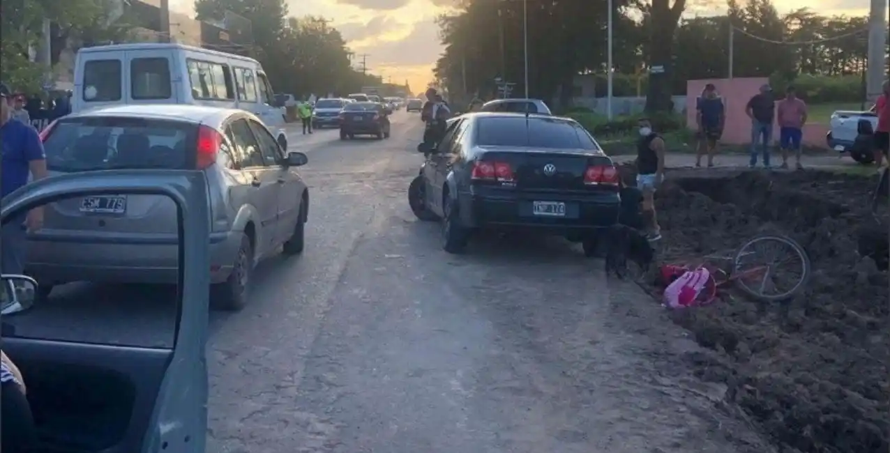 Murió una mujer que circulaba en bicicleta y quedó en medio de un accidente