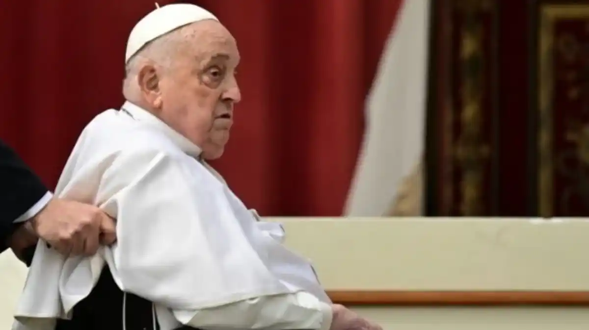 El papa Francisco acudió a la basílica de San Pedro a rezar antes de la Vigilia del Sábado Santo