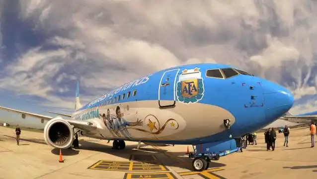 Es oficial: Aerolíneas presentó el avión ploteado para el Mundial