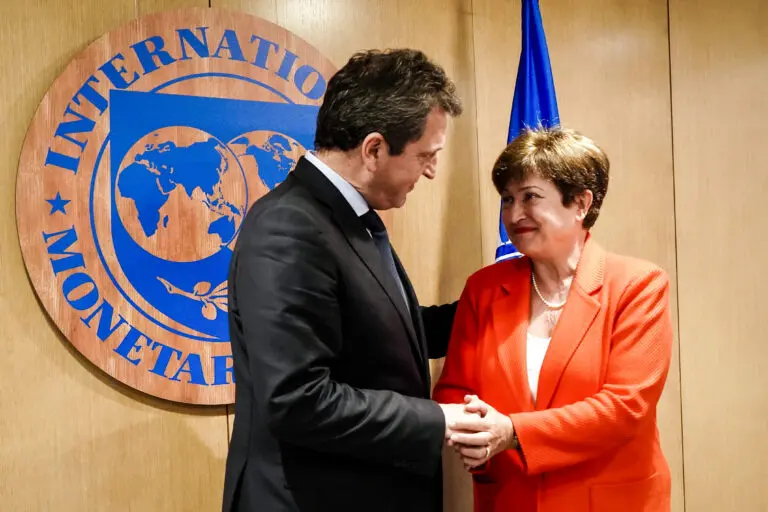 El FMI aprobó la segunda revisión del acuerdo y avanza la llegada de 3.900 millones de dólares