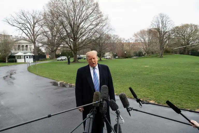 Trump está solo y no espera