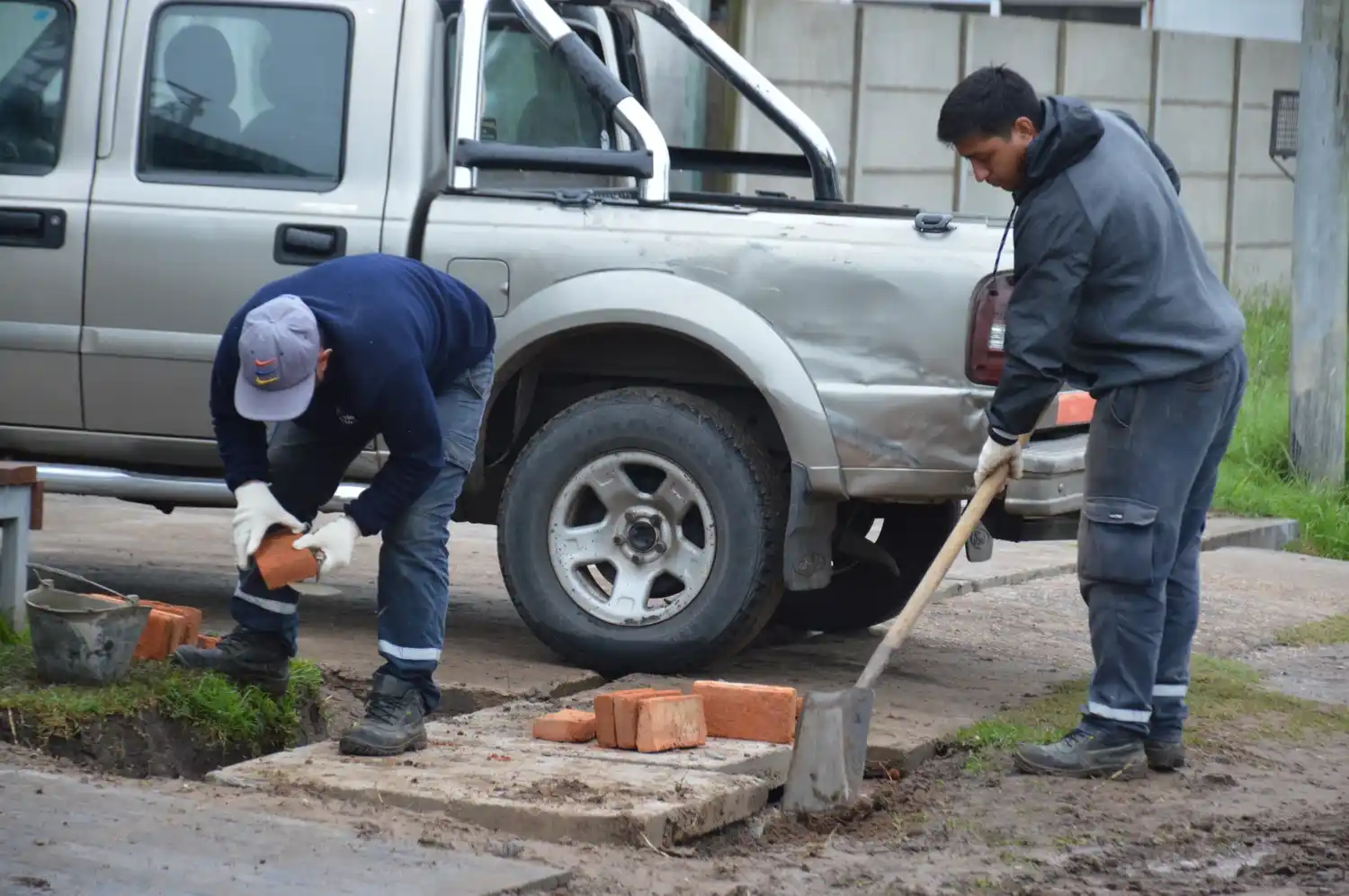 Personal municipal en plena tarea.